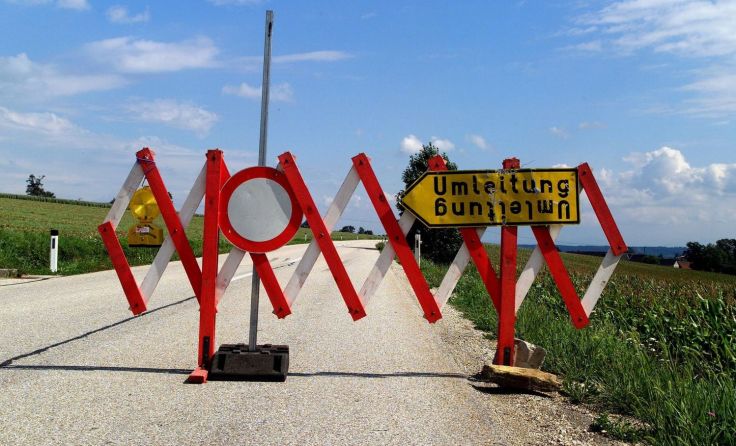 Im Zuge der Sanierungen kommt es zu Straßensperren und Umleitungen. Symbolfoto: Wodicka