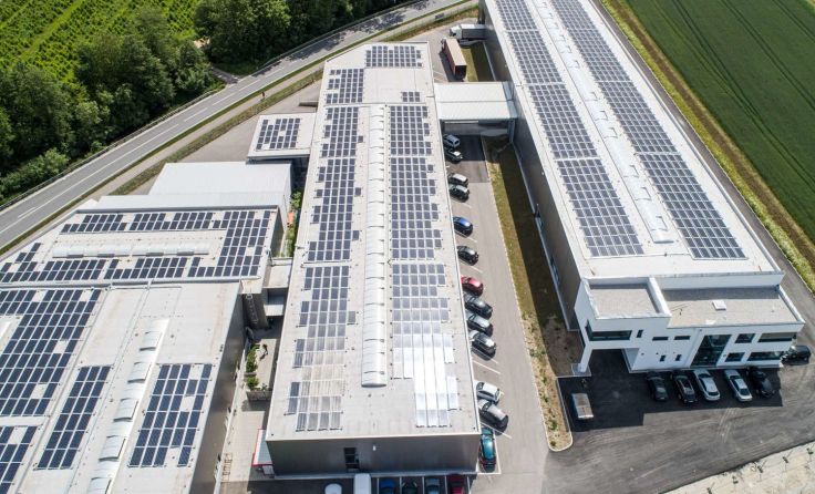 Auf den Hallendächern hat RT-CAD eine Photovoltaik-Anlage errichten lassen. Foto: RT-CAD