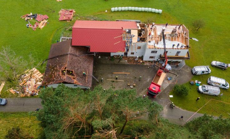In Saiga Hans wurde durch das Unwetter ein ganzer Dachstuhl abgedeckt. Foto: Scharinger