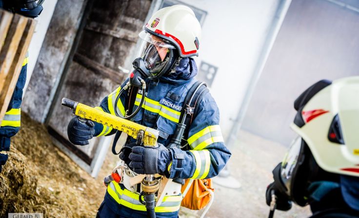 Die Feuerwehrkameraden mussten gleich mehrere Aufgaben bewältigen. Fotos: Gerald B.
