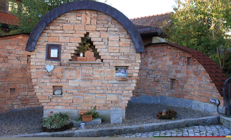 Start und Ziel der Wanderung ist das Friedensdenkmal in Moosdorf. Foto: Sandy Reindl