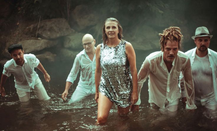 Birgit Denk steht seit 20 Jahren mit ihrer Band auf der Bühne. Foto: Carina Antl