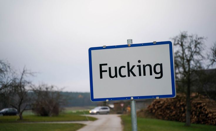 Die skurrilen Ortstaferl in Tarsdorf gehören schon bald der Vergangeheit an. Foto: Scharinger