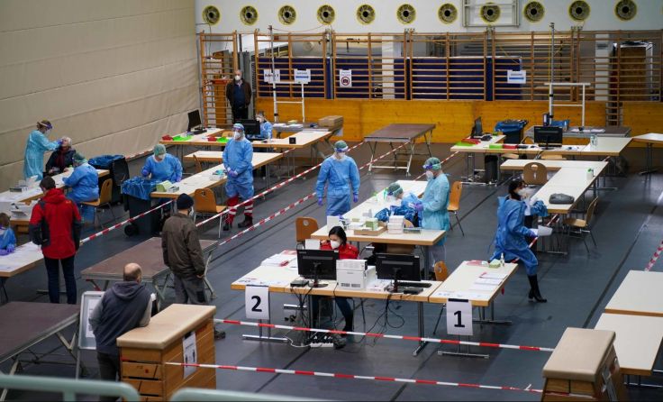 Knapp 400 Tests werden täglich in der Braunauer Bezirkssporthalle durchgeführt. Foto: Scharinger