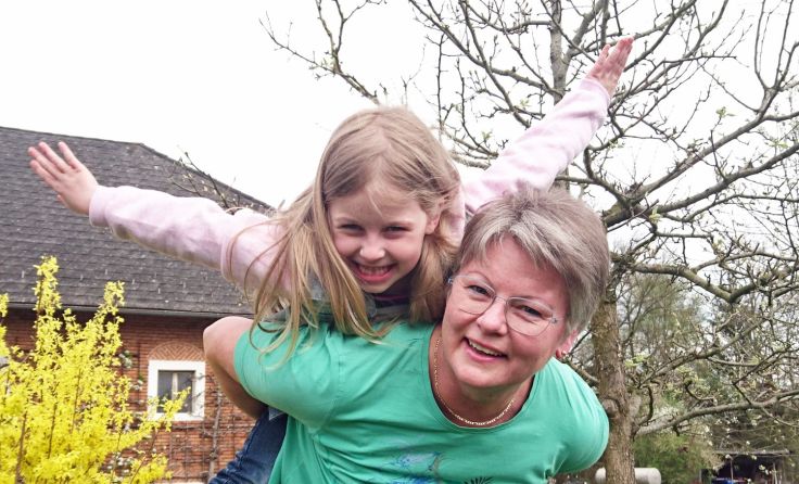 Die „Leihomas“ bauen häufig eine intensive Verbindung zur Familie auf. Foto: Omadienst