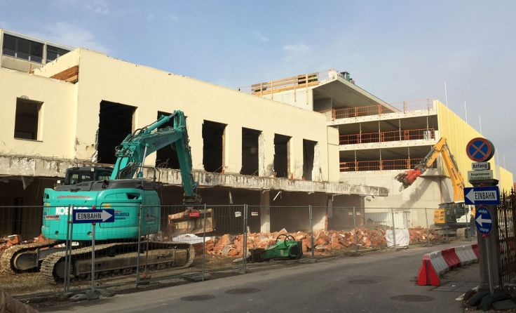 Anfang März haben die Abrissarbeiten des alten Bauteils 10 begonnen. Foto: Krankenhaus Braunau