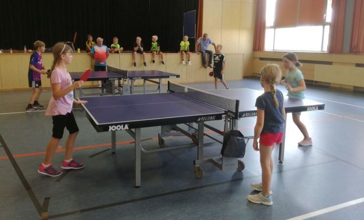 Mit Begeisterung stehen die Kinder beim TTC Schalchen an der Tischtennisplatte. Foto: TTC Schalchen
