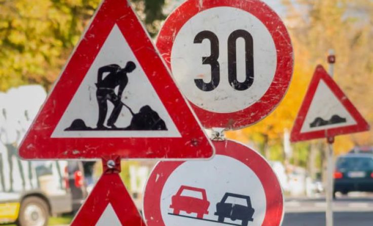 Auch im Bezirk werden drei größere Straßenbauprojekte umgesetzt. Symbolfoto: Wodicka