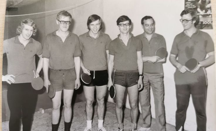 Die Anfänge im Spiellokal Gasthaus Gfrörer Ende der 1960er Jahre. Foto: Tischtennissektion Braunau