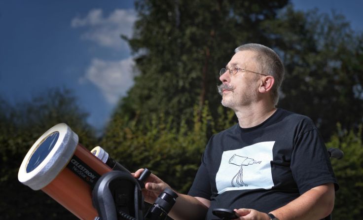 Manfred Fischer aus Ostermiething ist Hobby-Astronom. Foto: Roland Froschauer