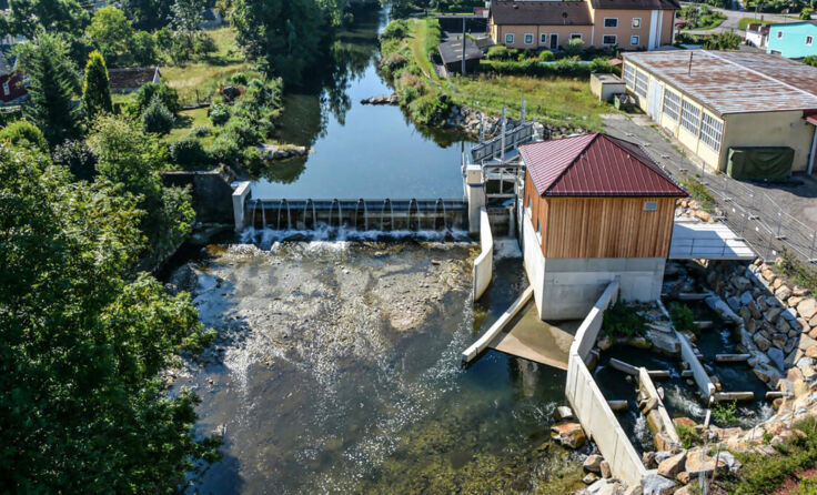 Seit 2014 betreibt Vialit ein eigenes Wasserkraftwerk an der Mattig. (Foto: Vialit)