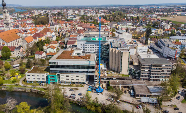 Mittels einen 70-Meter-Krans wurde ein weiteres Provisorium errichtet. (Foto: Krankenhaus Braunau)