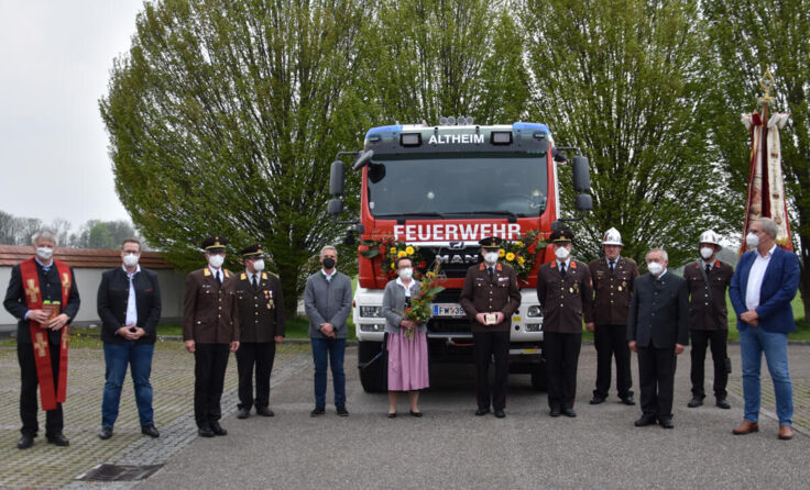 Das neue Rüstlöschfahrzeug der Altheimer Feuerwehr wurde feierlich geweiht. (Foto: Vorich)