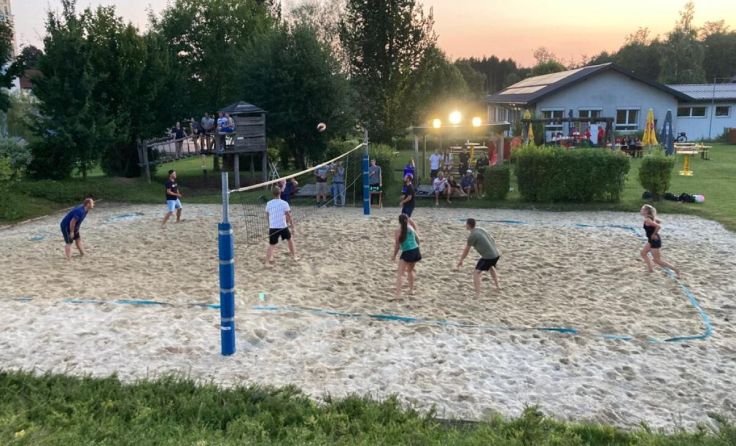 Spannende Matches gab es beim ersten Moosdorfer Beachvolleyballturnier. (Foto: Privat)