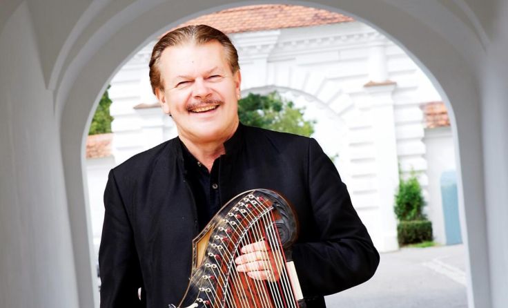 Zither-Vituose Wilfried Scharf ist am 8. Mai in Mauerkirchen zu Gast. (Foto: KUM Mauerkirchen)