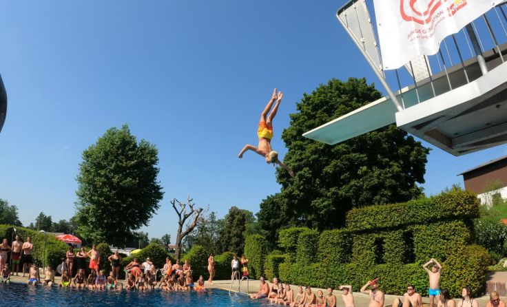 Am 11. Juni steigt im Mauerkirchner Freibad ein Arsch-Bomben-Contest. (Foto: Junge Generation)