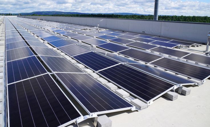 Die AMAG betreibt die größte Aufdach-Photovoltaikanlage Österreichs. (Foto: AMAG)
