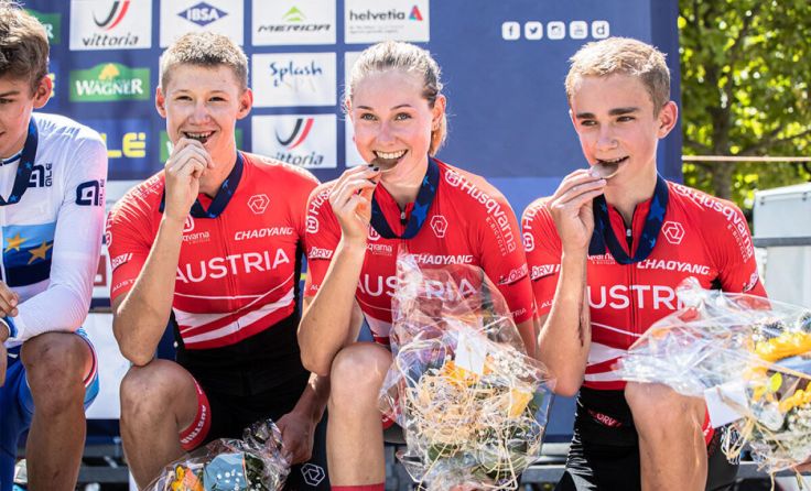 Valentin Hofer (2.v.l.) holte in der Schweiz mit dem Team die Bronzemedaille. (Foto: Peter Maurer)