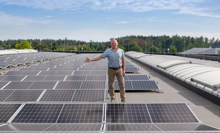 Projektleiter Norbert Steinhögl präsentiert die neue PV-Anlage. (Foto: doppler)