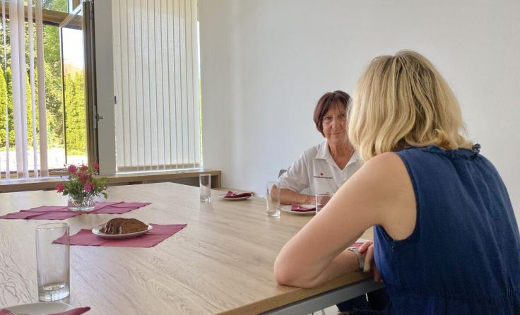 Rot-Kreuz Mitarbeiterin Elisabeth Waschak mit einer Klientin (Foto: RK Schärding)