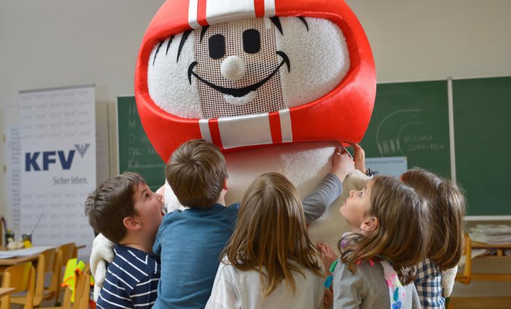 HELMI trainierte mit den Kindern die Verkehrssicherheit. (Foto: Imagefoto: KFV)