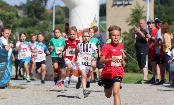 Die Kids machen beim Sonnwendlauf den Anfang. (Foto: Sportunion Natternbach)