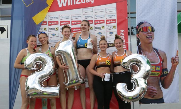 Das strahlende Podium des Raaber "Volleyballspektakels". (Foto: Union Raab)
