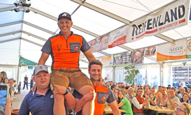 Landessieger Christoph Fischer (Mitte) aus St. Marienkirchen (Foto: Landjugend OÖ)