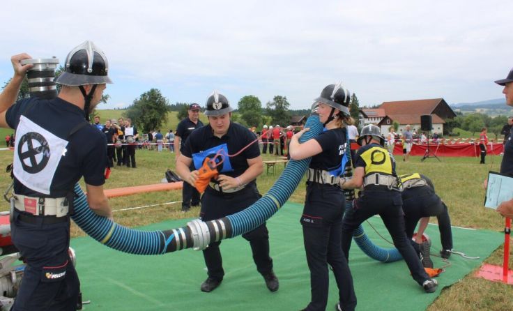 Die Feuerwehrler legten sich in Oberedt mächtig ins Zeug. (Foto: BFKDO Schärding)