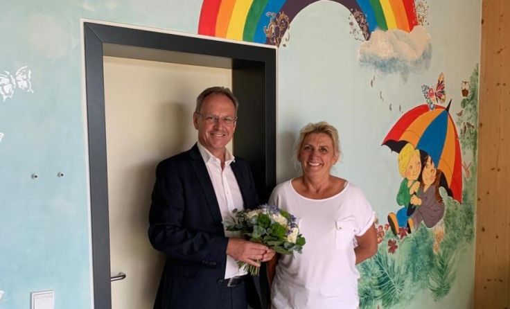 Bürgermeister Roland Wohlmuth und Künstlerin Timi Wall Art (Foto: Kiga Brunnenthal)