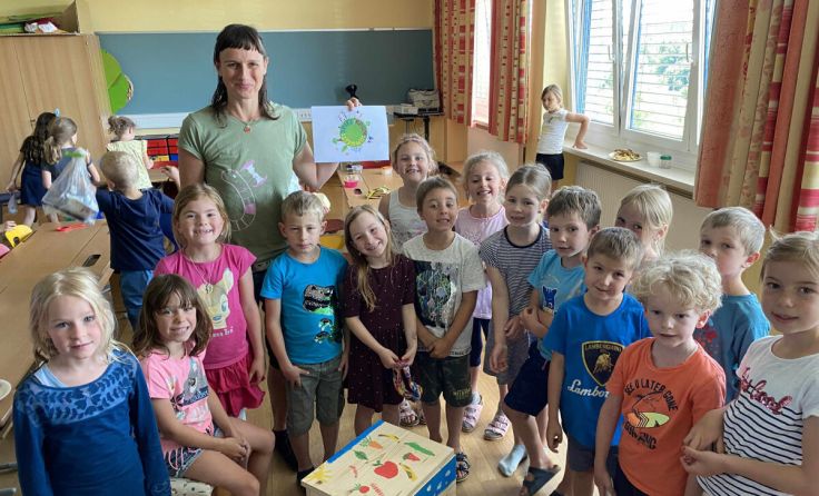 Die Esternberger Volksschüler tauchten in das Kompostieren mit Würmern ein. (Foto: VS Esternberg)