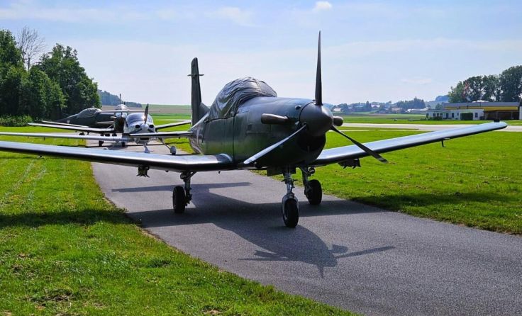 Gleich sechs Flieger des Militärs landeten in Suben. (Foto: Gruber)