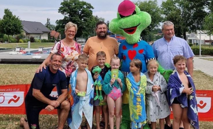 Hopsi Hopper überreichte die Schwimmpässe (Foto: SPÖ Diersbach)