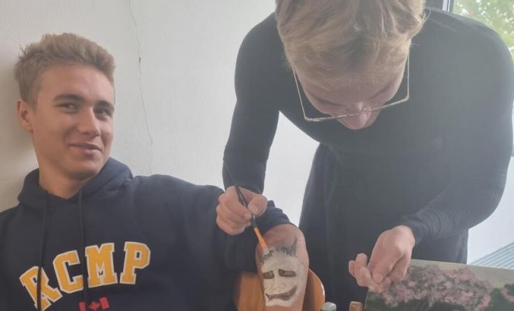 Die Schüler zeigen zur Eröffnung eine Body-Painting-Aktion. (Foto: Privat)
