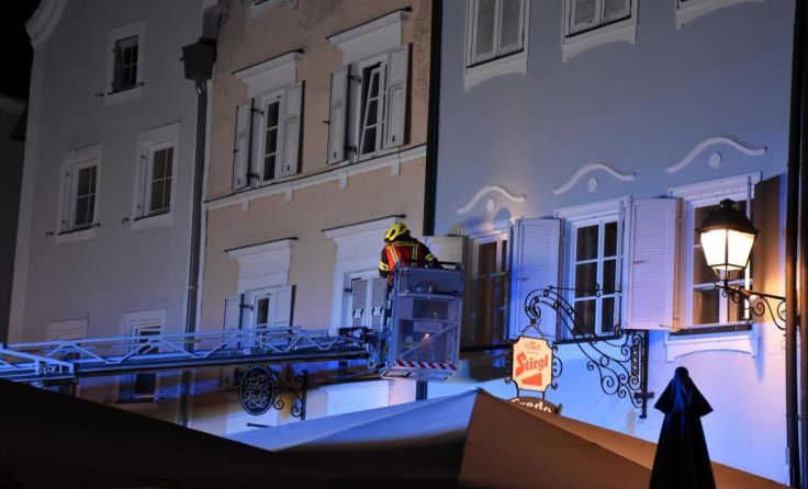 Mit einer Drehleiter wurden Sichtkontrollen im Obergeschoss durchgeführt. (Foto: FF Schärding)