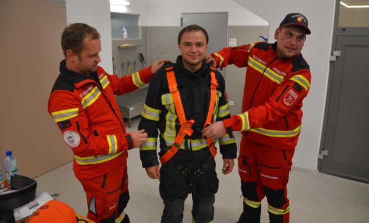 Den Teilnehmern wurden die Grundlagen der Absturzsicherung vermittelt. (Foto: AFKDO Schärding)