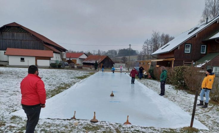 In Oberteufenbach wurde nun der Traum von der eigenen Eisbahn wahr. (Foto: Privat)