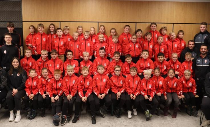 Über 60 Kinder wurden mit neuen Regenjacken ausgestattet. (Foto: Union Dorf)