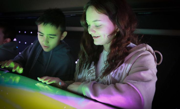 Spielerisch tauchten die Schüler in die Finanzwelt ein. (Foto: Sparkasse OÖ/Eva Stiftinger)