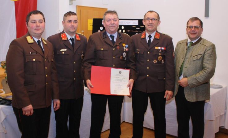 Walter Eder (Mitte) wurde mit einen Verdienstzeichen geehrt. (Foto: FF Hackenbuch)