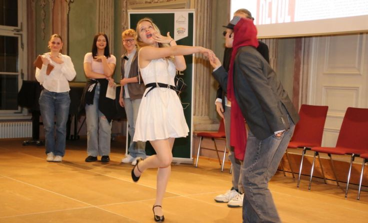 Die Theatergruppe des Gym Schärding zeigte Sketche zum Thema. (Foto: Fredi Steininger)