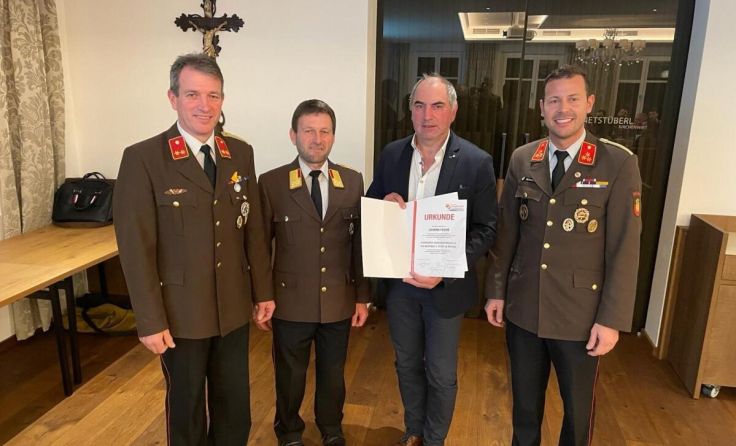 Unter anderem Bürgermeister Johann Fuchs (2.v.r.) erhielt eine Auszeichnung. (Foto: FF Diersbach)