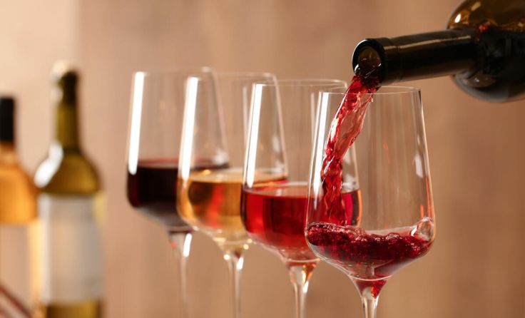 70 Weine werden von zwölf Winzern präsentiert. (Foto: Symbolbild: New Africa/stock.adobe.com)