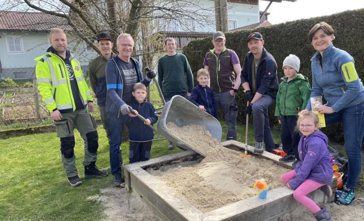Über 20 Sandkisten in Freinberg wurden mit frischen Sand befüllt. (Foto: ÖAAB Freinberg)