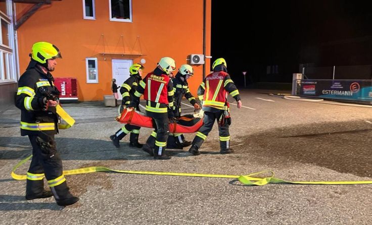 Unter anderem musste eine Person aus einer Firmenhalle gerettet werden. (Foto: FF Eisenbirn)