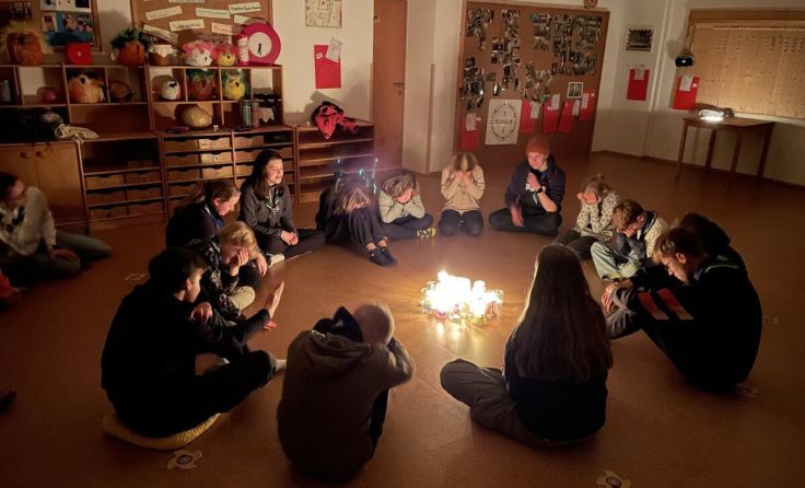 Bei Kerzenschein machten es sich die Pfadfinder gemeinsam gemütlich. (Foto: Sauwald Scouts)