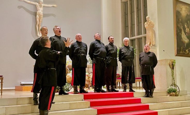 Die Stimmen des Chores erklingen in der Schärdinger Stadtpfarrkirche. (Foto: Privat)
