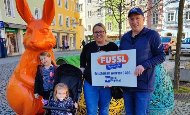 Tips-Verkäufer Alexander Koidl mit der glücklichen Gewinnerin Tanja Pichler (Foto: Tips/Kobler)