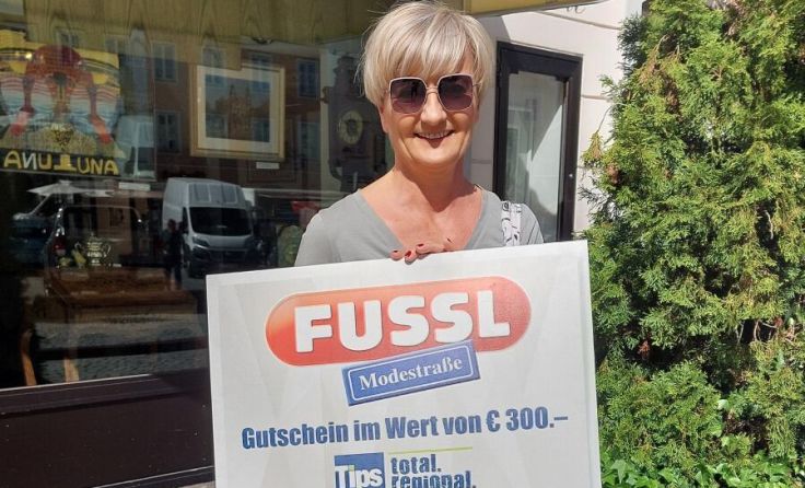 Susanne Tumler freut sich über Gutscheine der Fussl-Modestraße. (Foto: Tips/Koidl)
