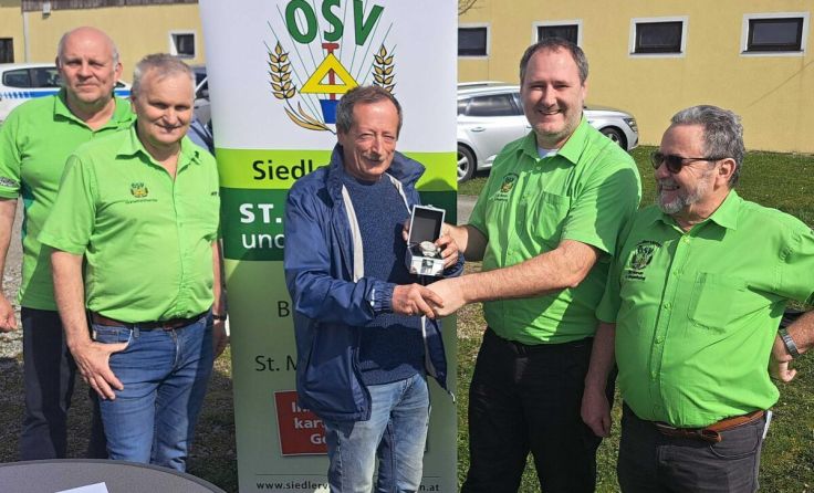 Peter Schneebauer erhielt den Hauptpreis in Form einer Armbanduhr. (Foto: Siedlerverein St. Florian)